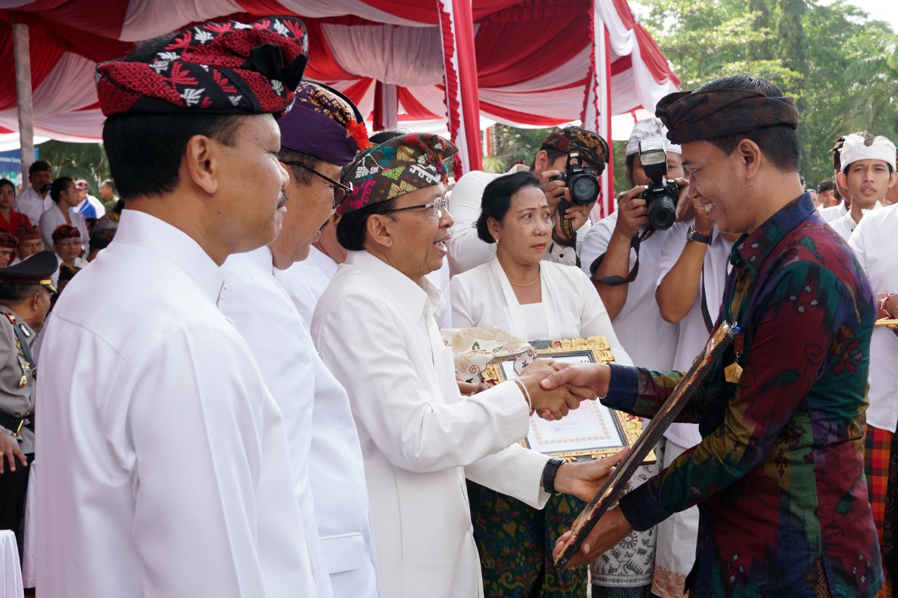 Selamat, bpk kepala sekolah kita berhasil meraih pengharagaan widya kusuma di hari jadi Prov. Bali yang ke 61